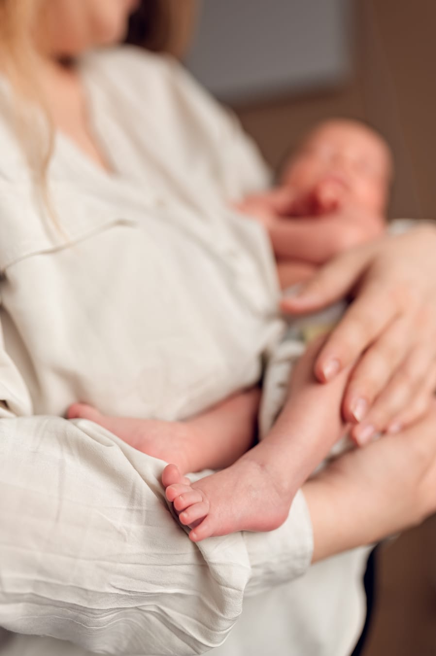 Fotografia z sesji noworodkowej ukazująca szczęśliwe chwile bliźniaków w Gdyni