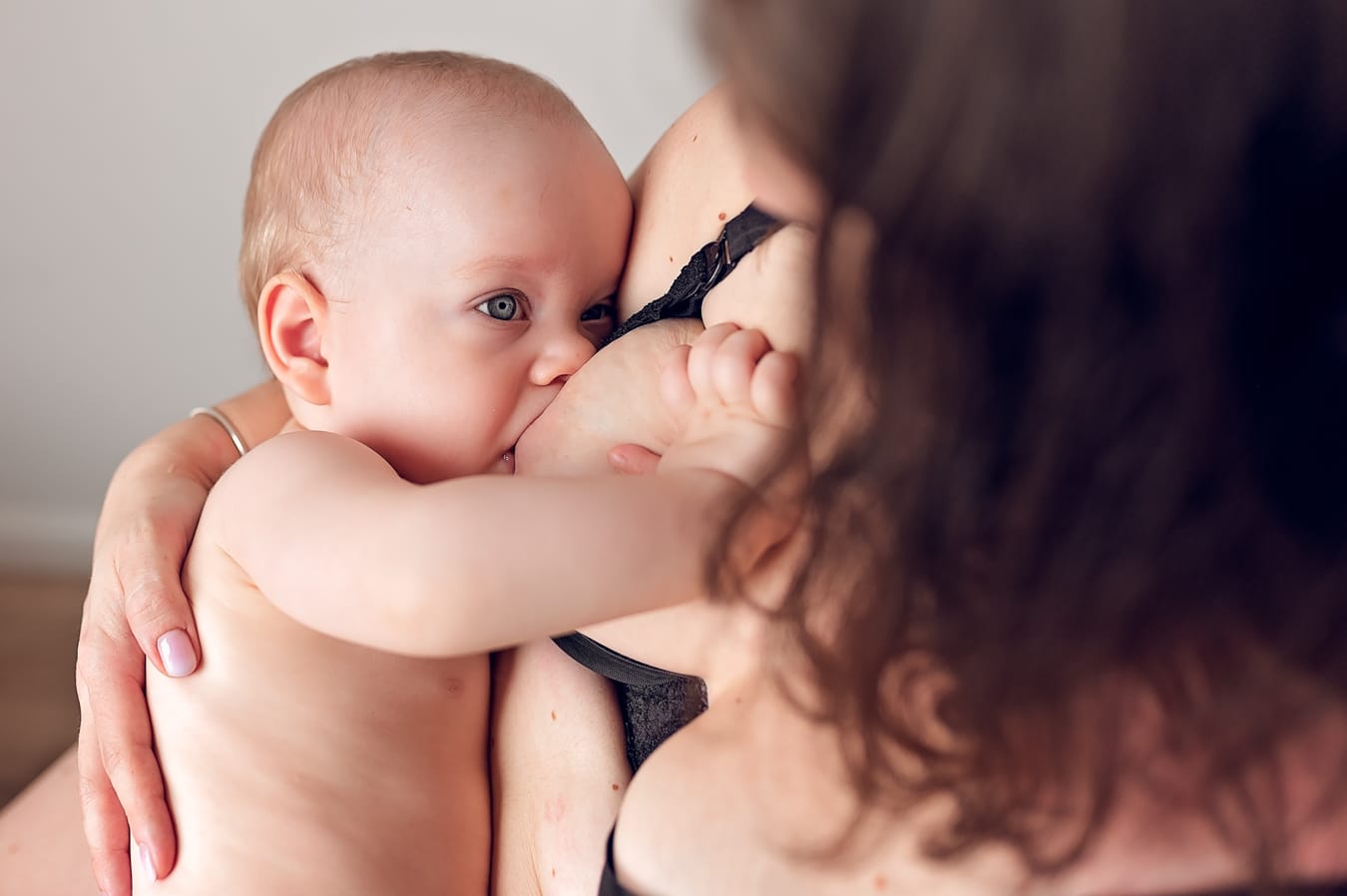 Zdjęcie karmiącej mamy podczas sesji lifestyle w Trójmieście