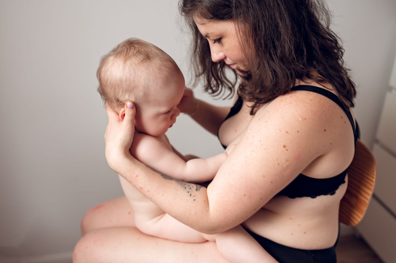 Delikatnie obrobione zdjęcie z sesji skin to skin