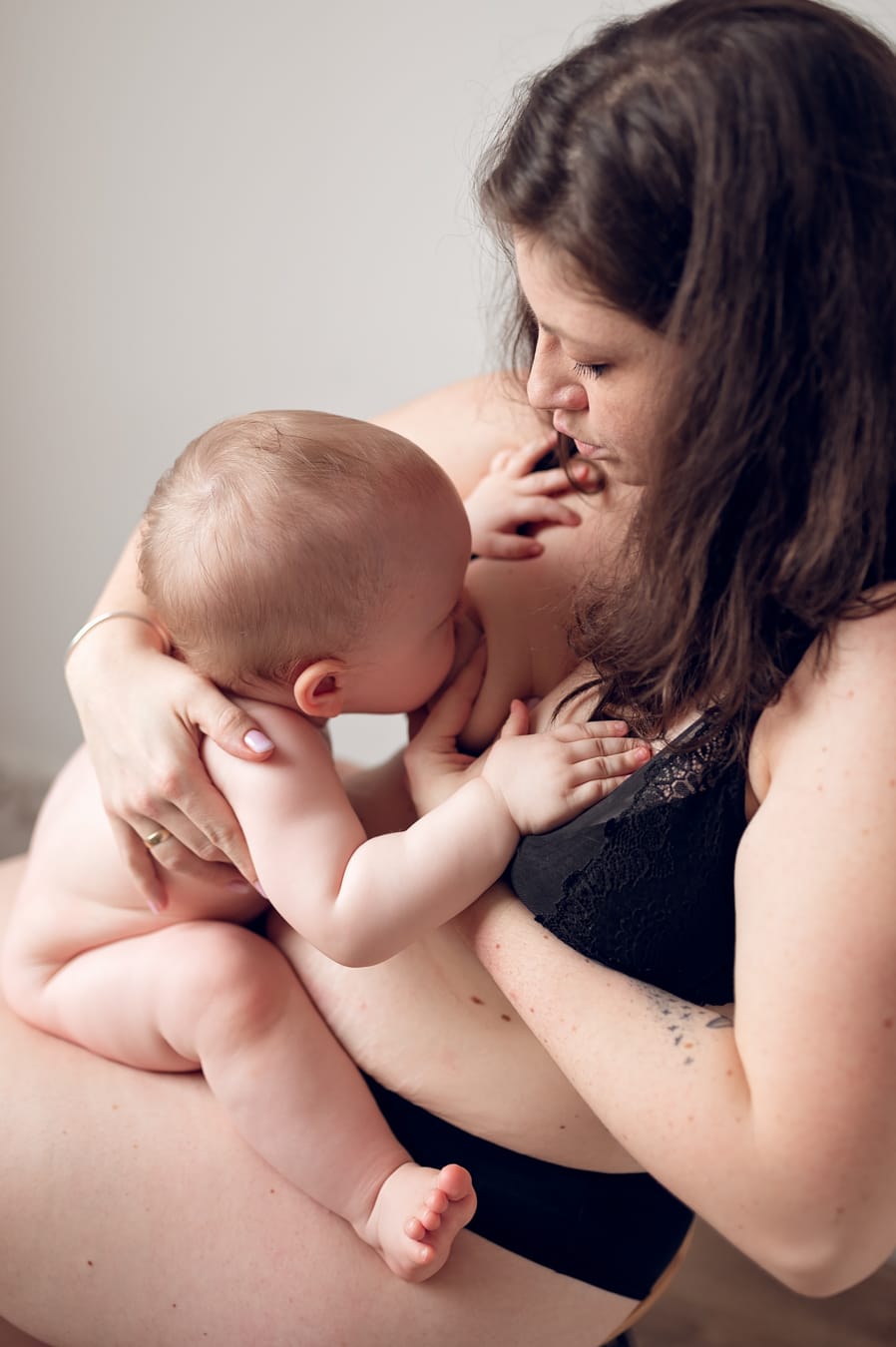 Zdjęcie karmiącej mamy podczas sesji lifestyle w Gdyni