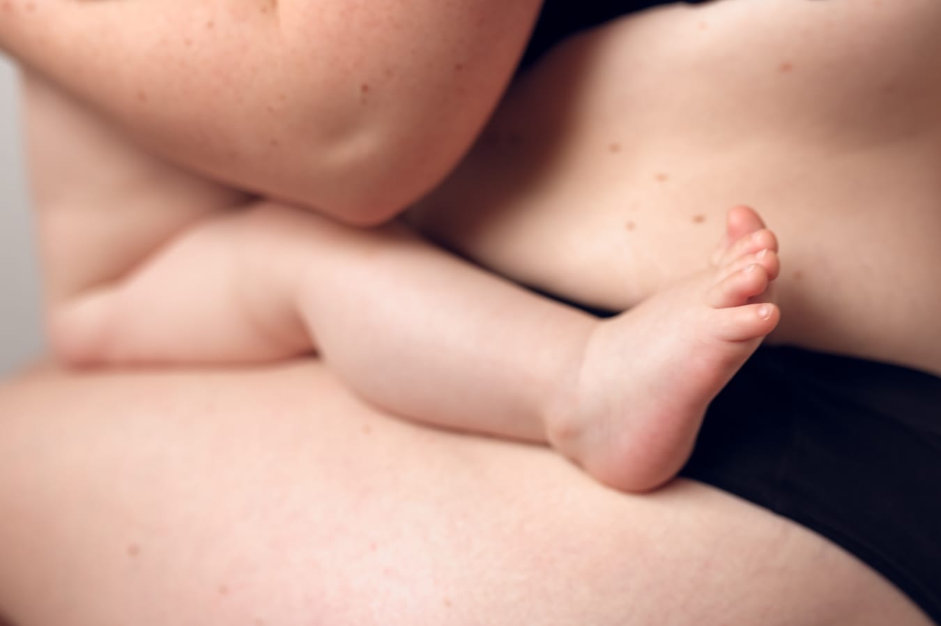 Zdjęcie szczęśliwego dziecka podczas sesji skin to skin w Trójmieście