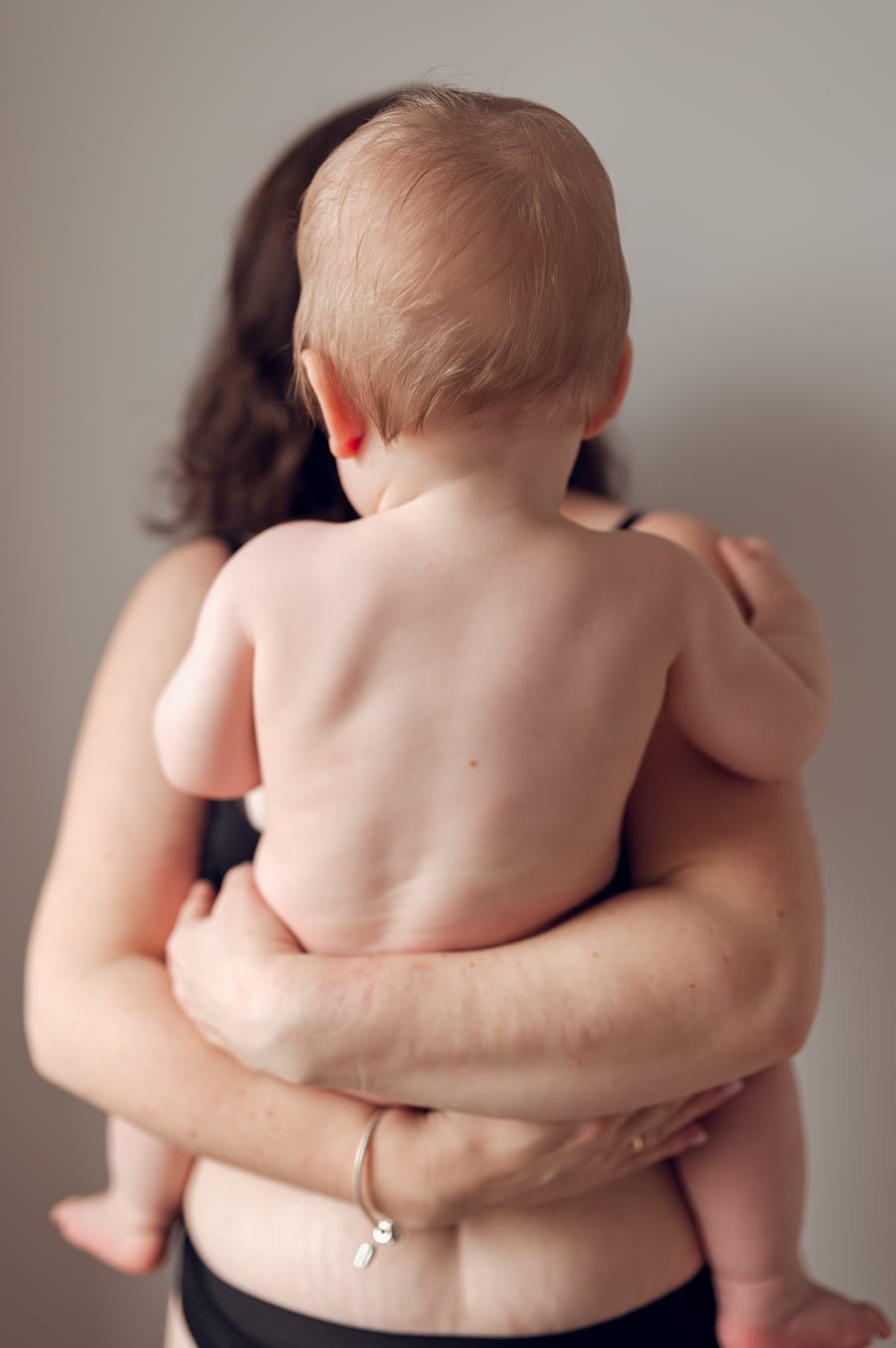 Mama karmiąca piersią podczas sesji skin to skin w Trójmieście