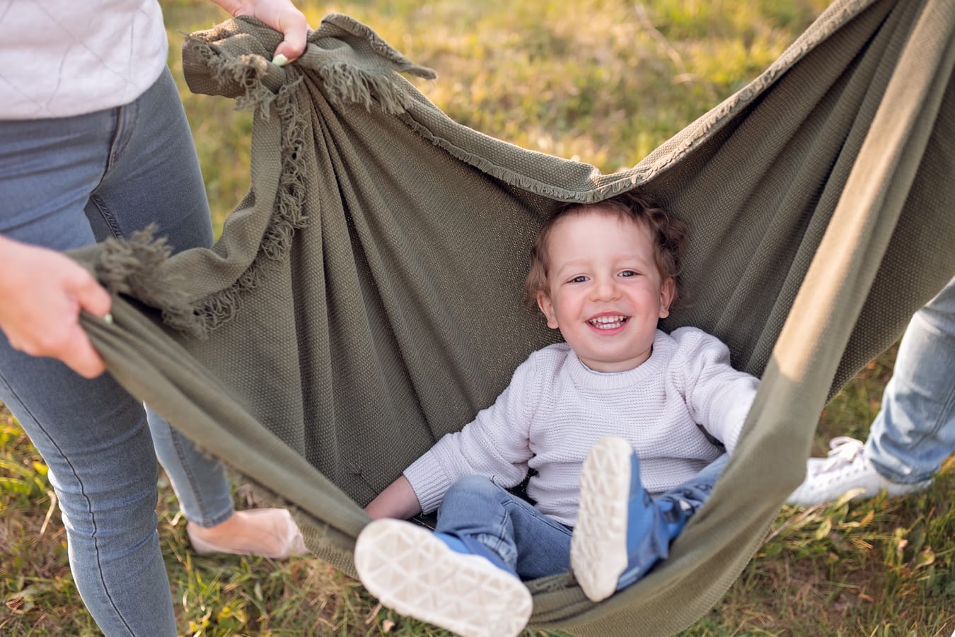 Chłopiec huśtany w kocu sesja rodzinna Gdynia