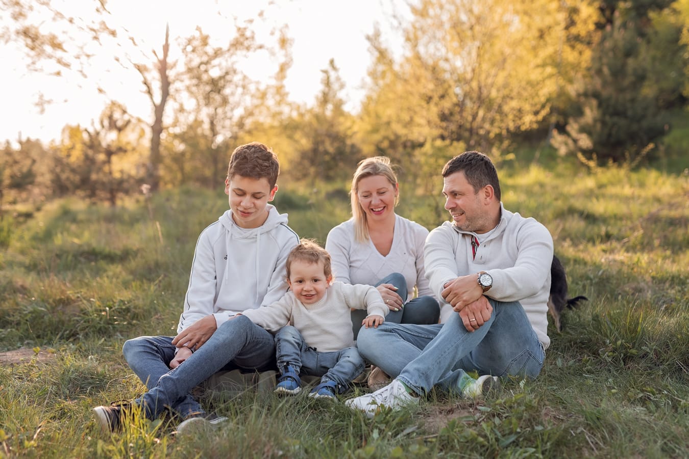 Rodzina na łące wiosną sesja w plenerze Gdynia