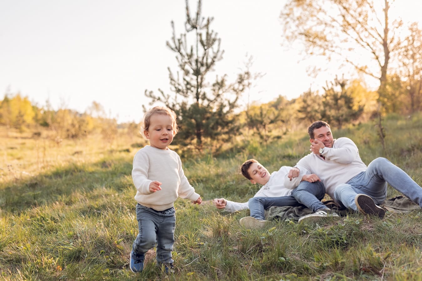 Tata z synami na łące sesja rodzinna Gdynia