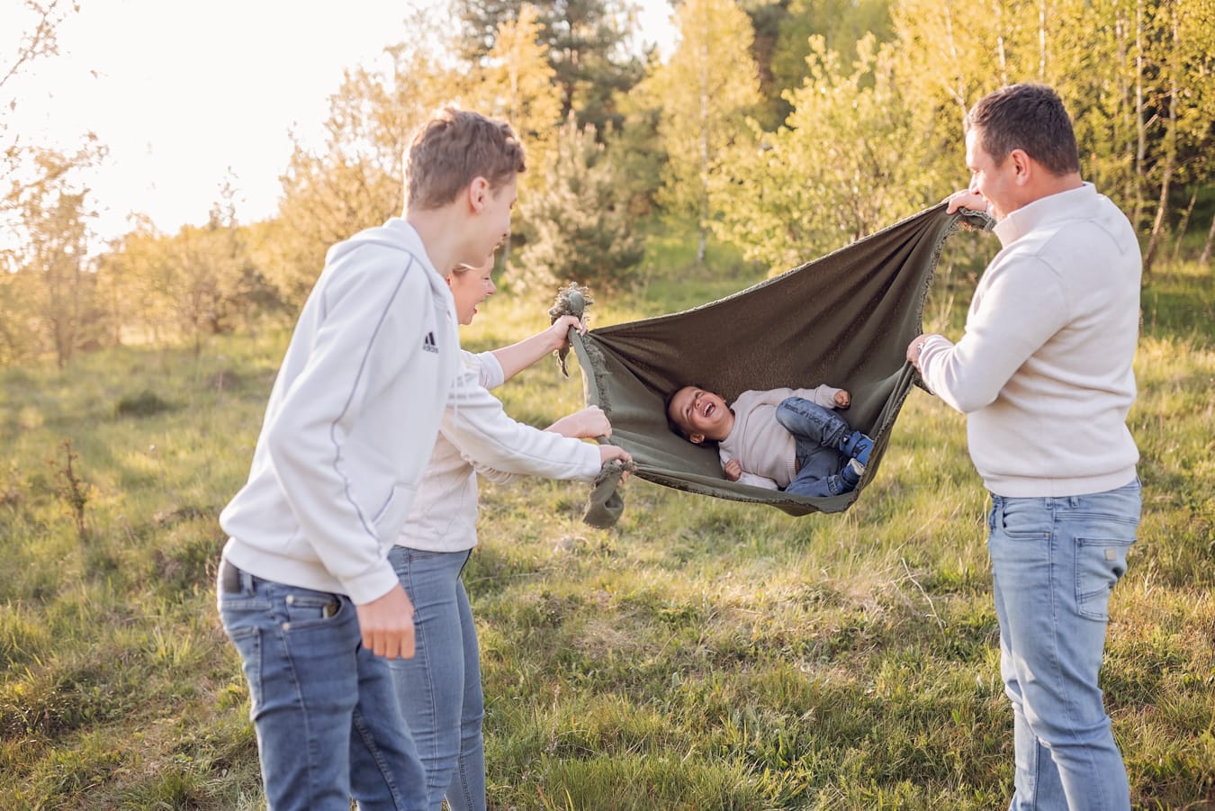Rodzinna zabawa na łące sesja w plenerze Gdynia