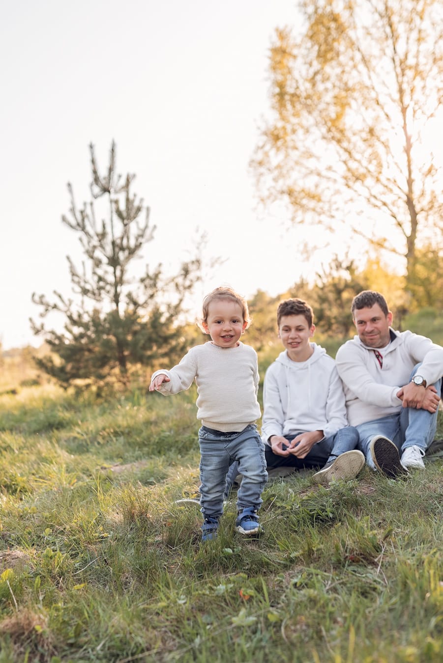 Tata z synami na łące sesja z dziećmi Gdynia