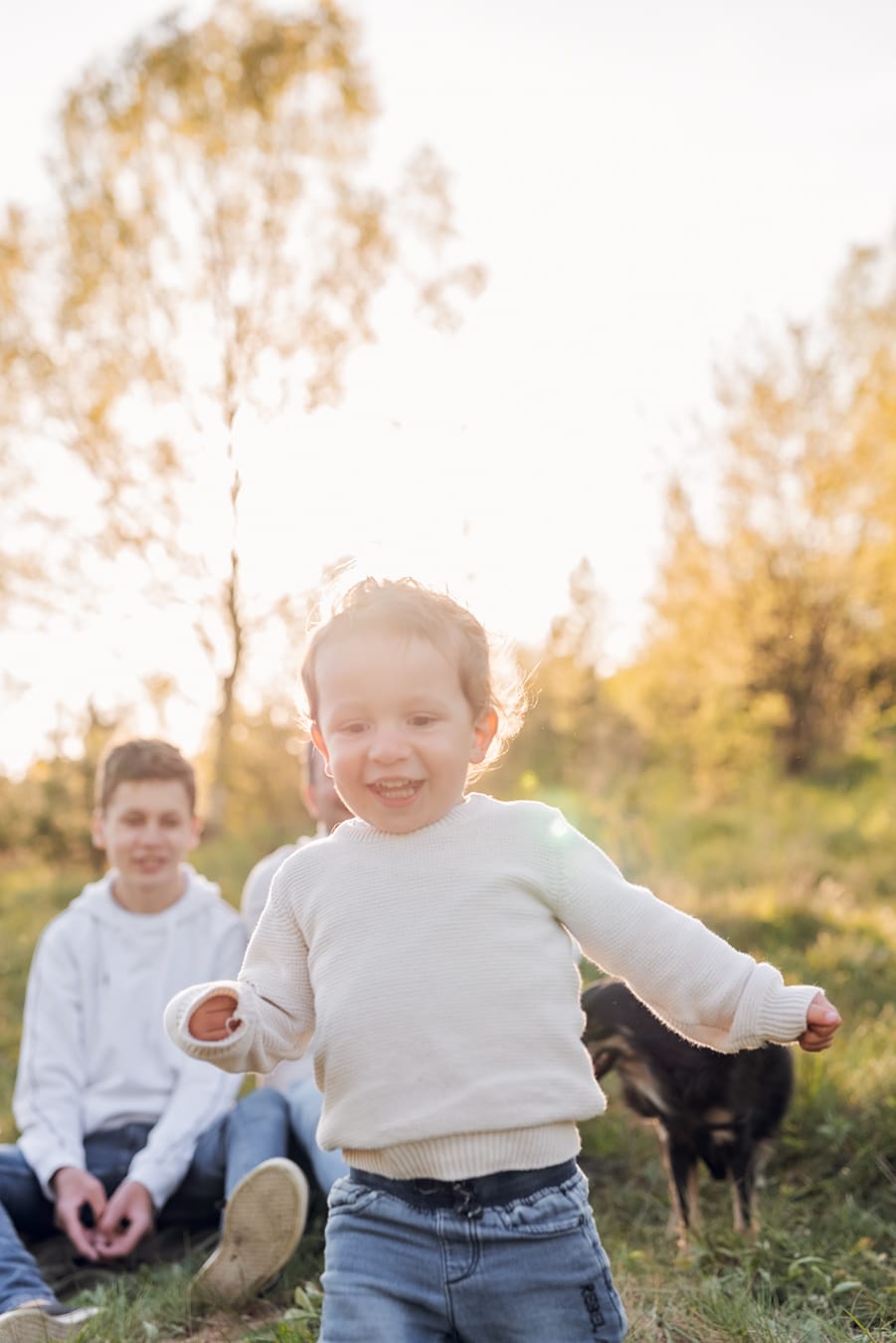Zabawy z dziećmi na łące sesja rodzinna Gdynia