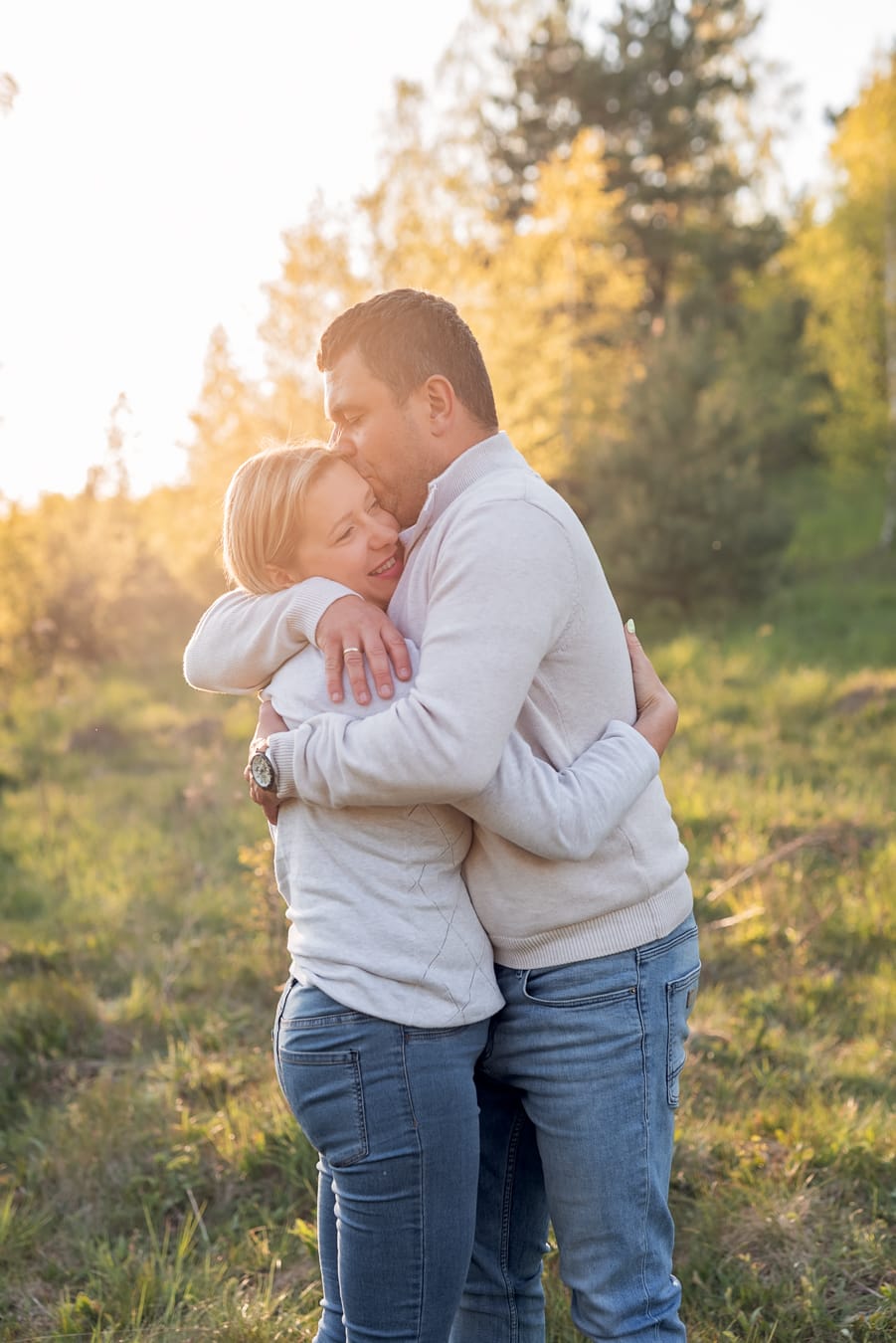 Rodzice na sesji rodzinnej na łące Gdynia