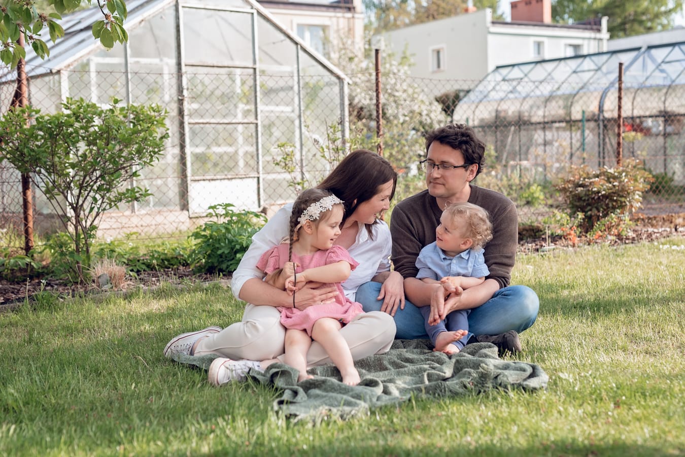 Sesja fotograficzna dla wielopokoleniowej rodziny w ogrodzie