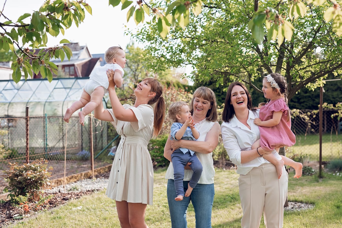 Wspólne zdjęcie babci, mam i kuzynostwa w pięknym ogrodzie
