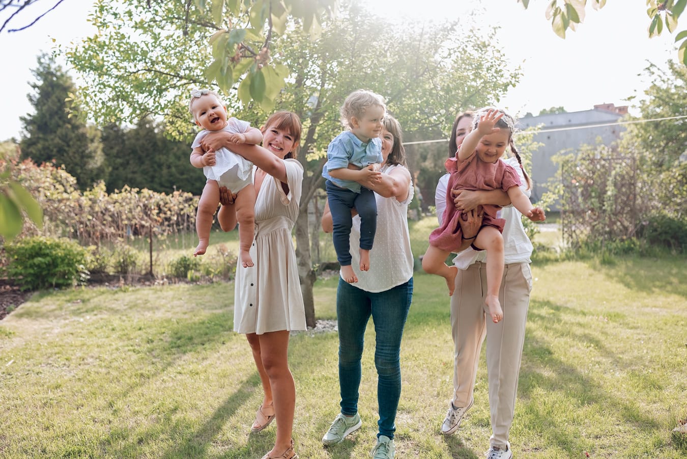 Wspólne zdjęcie babci, mam i kuzynostwa w pięknym ogrodzie
