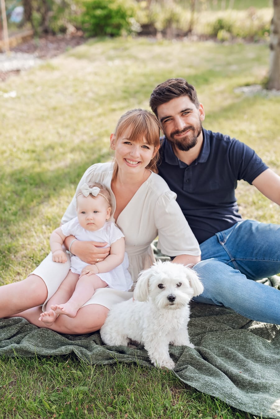 Rodzinne portrety w ogrodzie dziadków - piękno natury i wspólne chwile