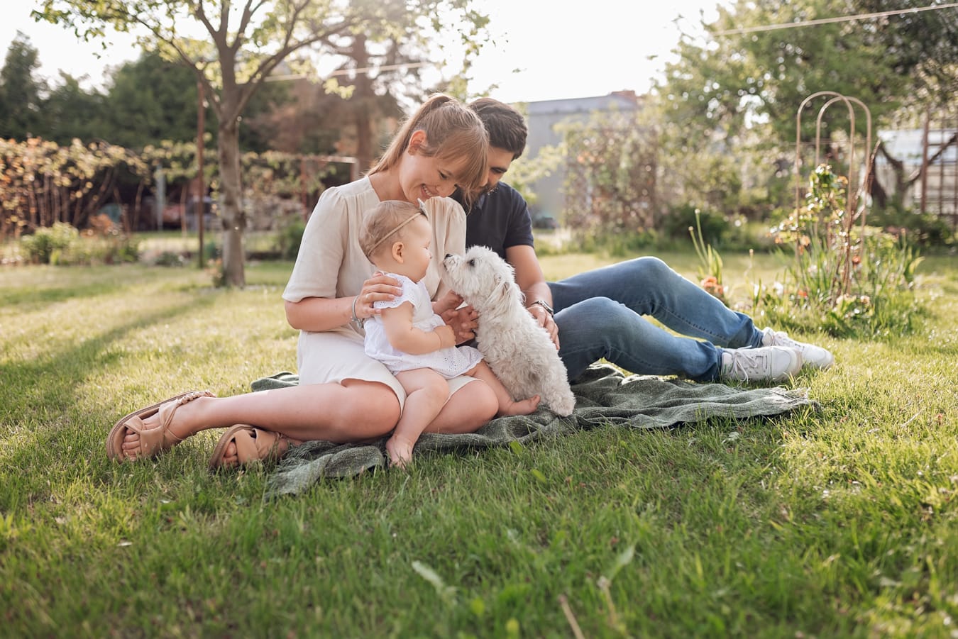 Rodzinne portrety w ogrodzie dziadków z psem - piękno natury i wspólne chwile