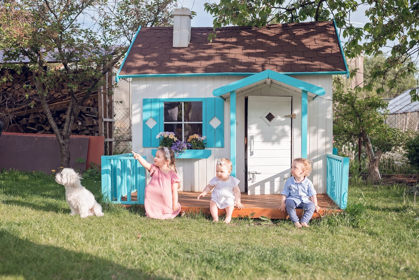 Sesja rodzinna kuzynostwa na tle domku zbudowanego przez dziadka