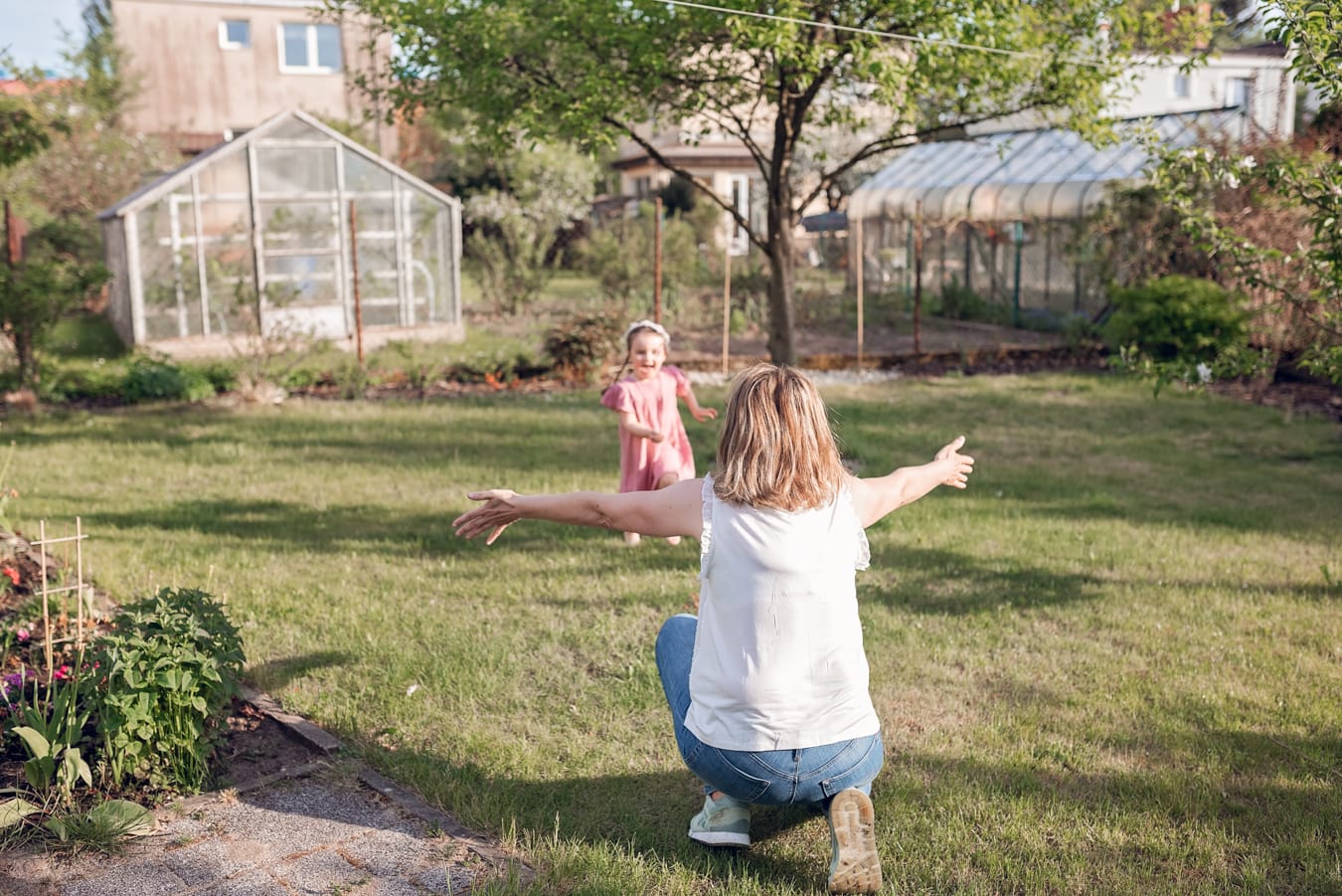 Ujęcie pełne uśmiechów i spontaniczności - wielopokoleniowa sesja rodzinna w ogrodzie dziadków