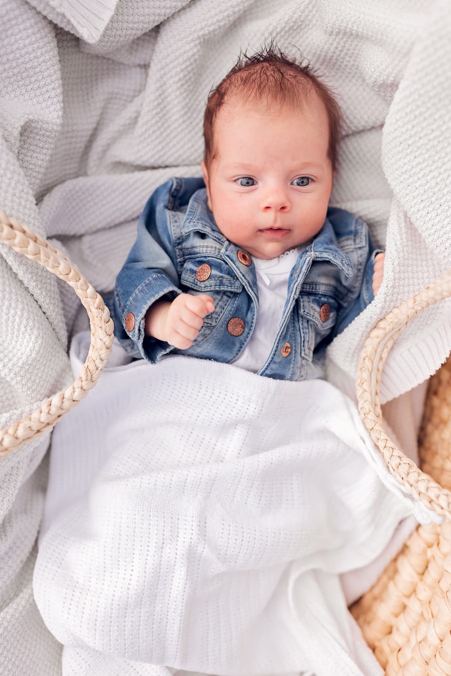 Noworodek podczas plenerowej sesji rodzinnej na łące w Gdyni