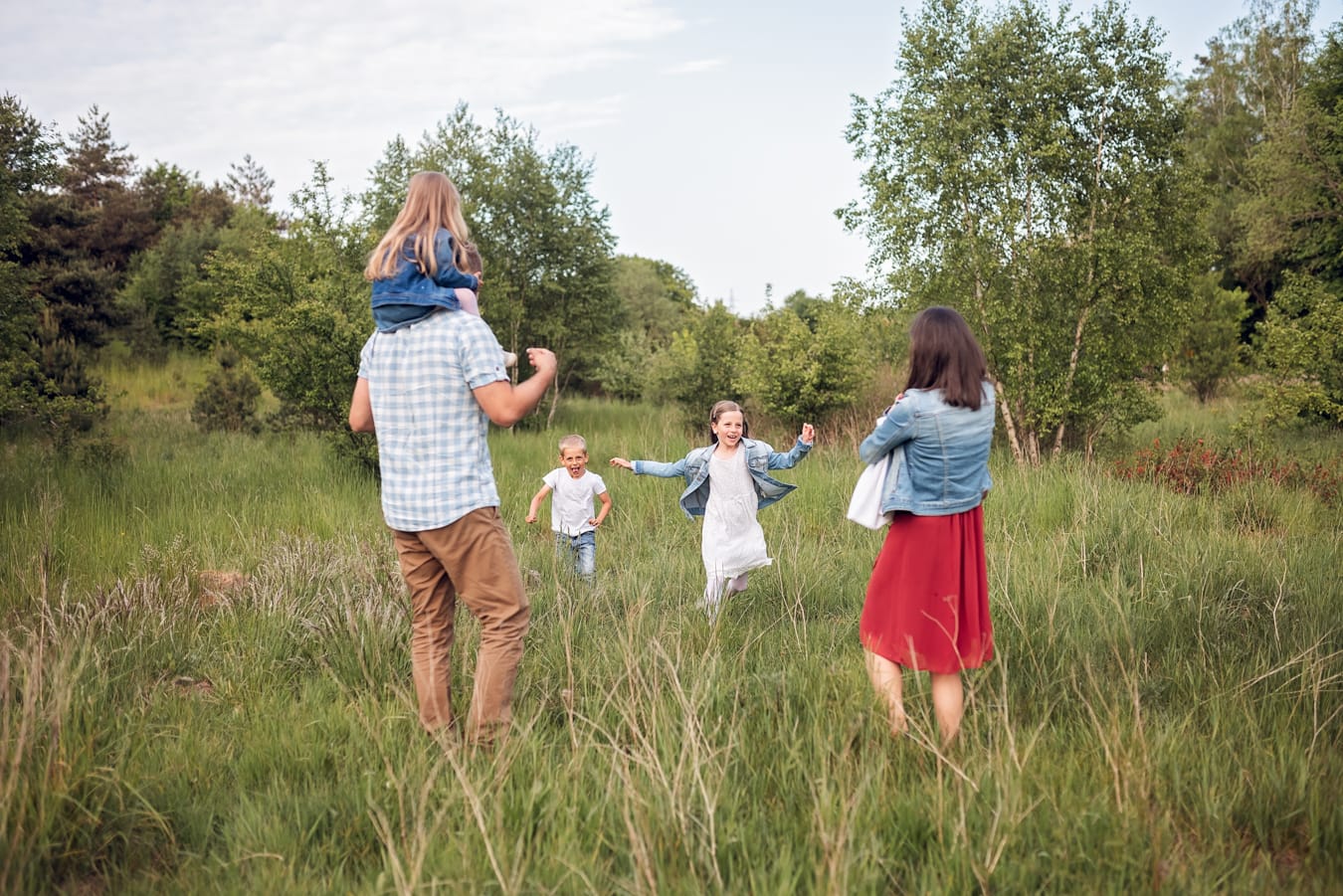 Radosne zabawy podczas noworodkowej sesji rodzinnej w plenerze Gdańsk Gdynia Sopot
