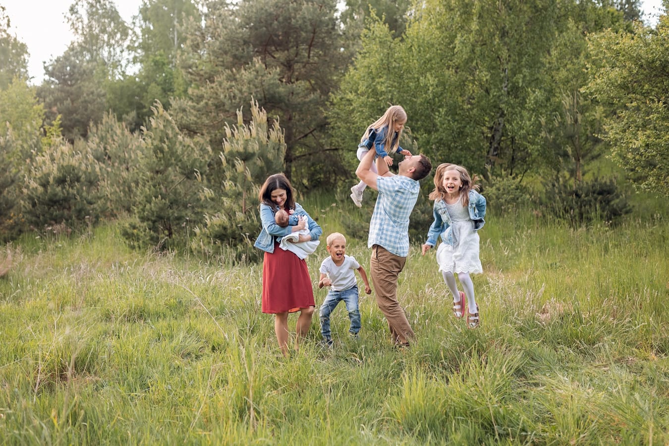 Radosne kadry podczas rodzinnej sesji noworodkowej w plenerze Gdańsk Gdynia Sopot