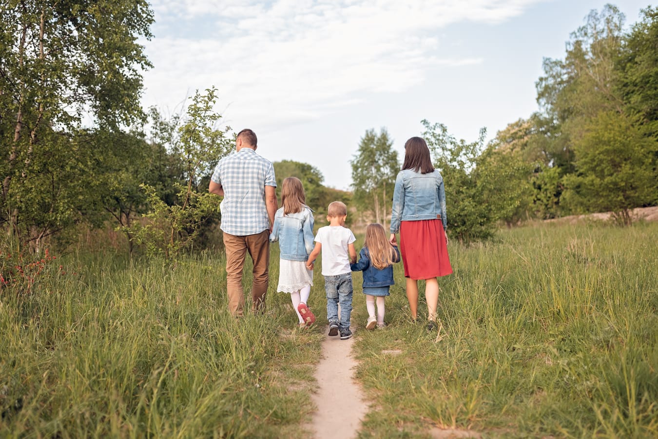 Rodzina wielodzietna podczas rodzimej sesji noworodkowej w plenerze, Gdynia