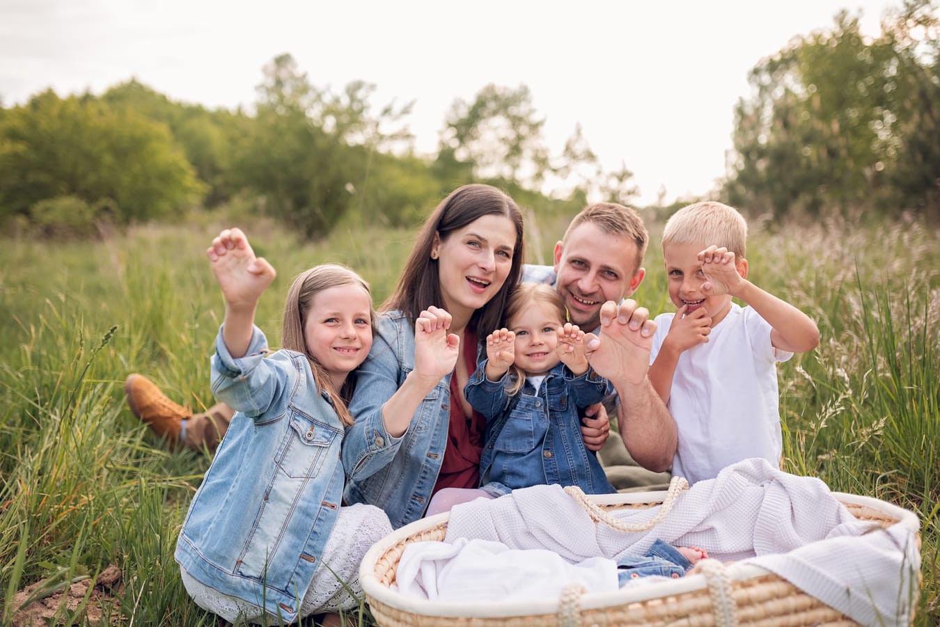Rodzinna sesja noworodkowa w plenerze w Trójmieście
