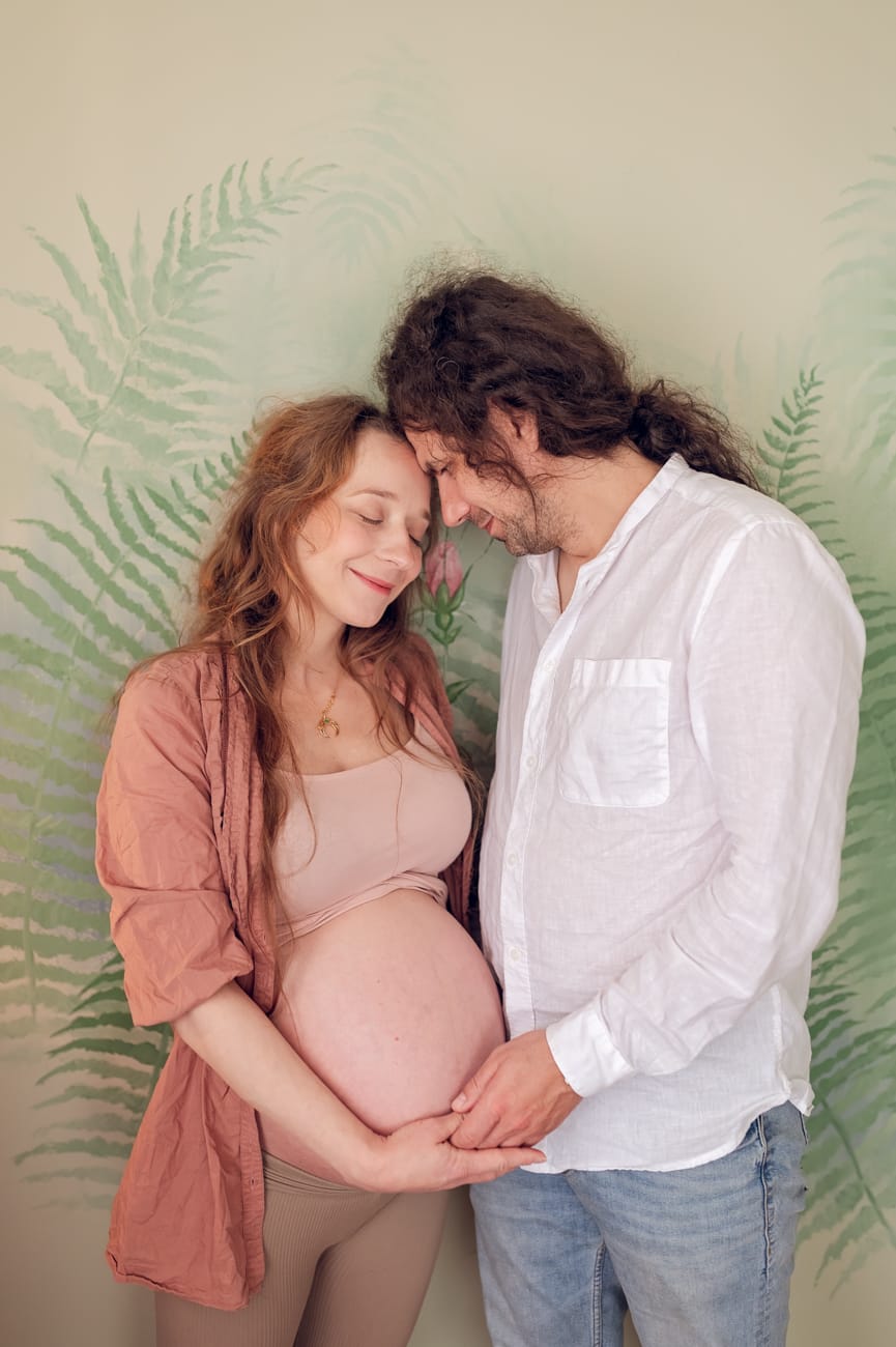 Para przytulona sesja ciążowa w domu Gdańsk