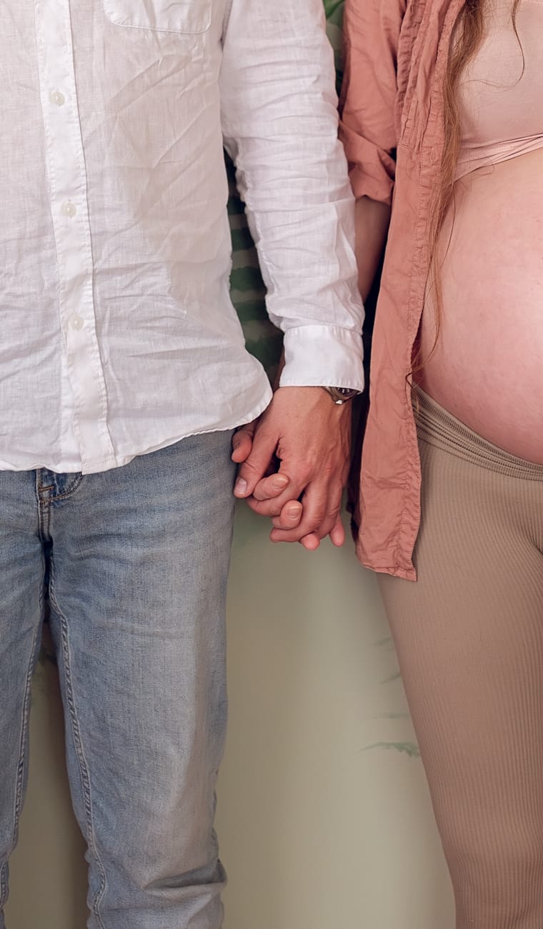 Splecione dłonie rodziców sesja ciążowa w domu