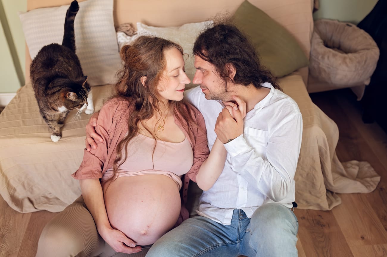 Para z kotem sesja ciążowa w domu Gdańsk