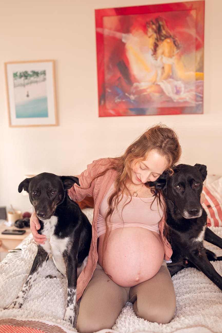 Mama w ciąży z dwoma psami sesja w domu Gdańsk