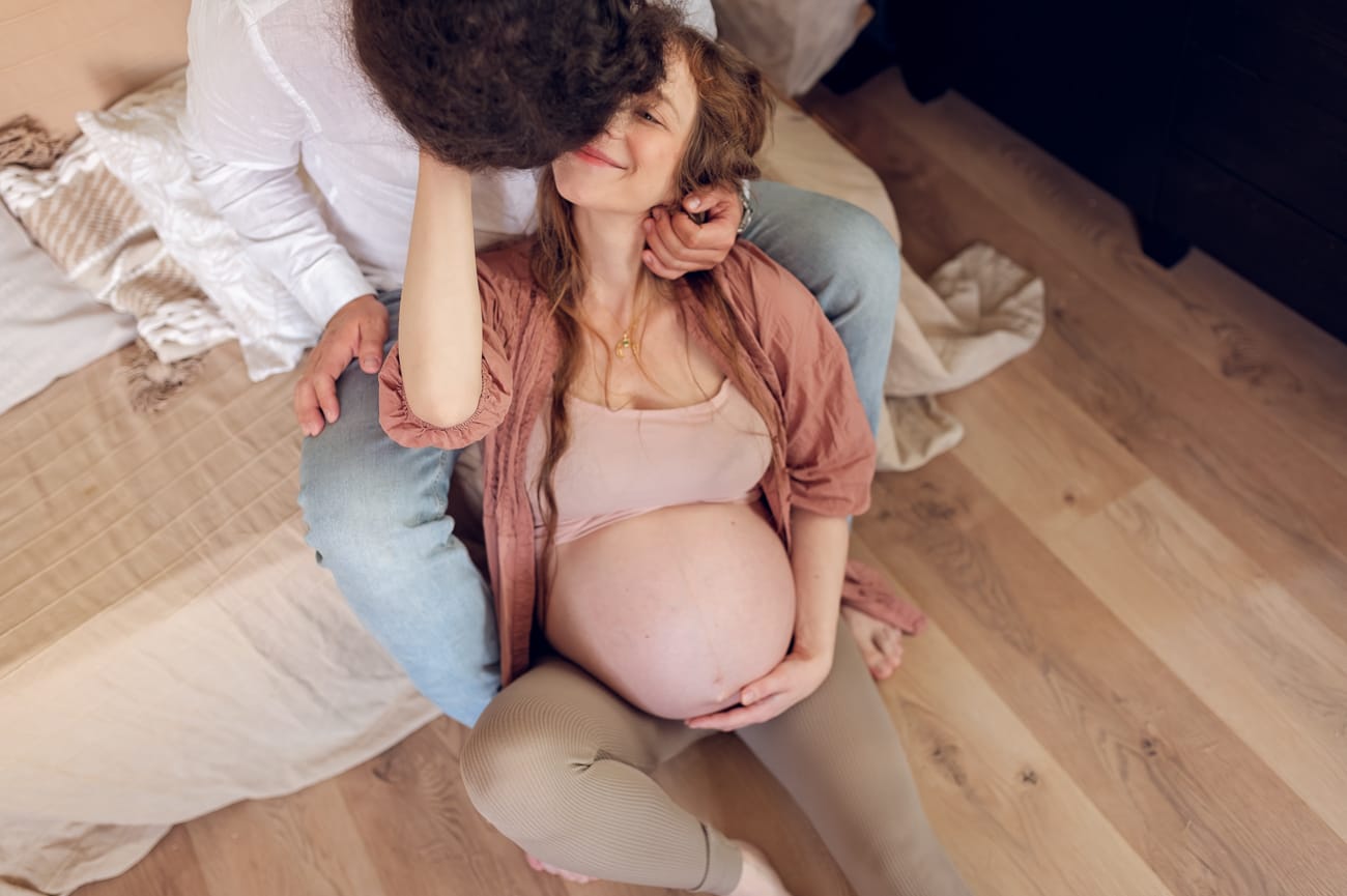 Para przytulona sesja ciążowa w domu Gdańsk