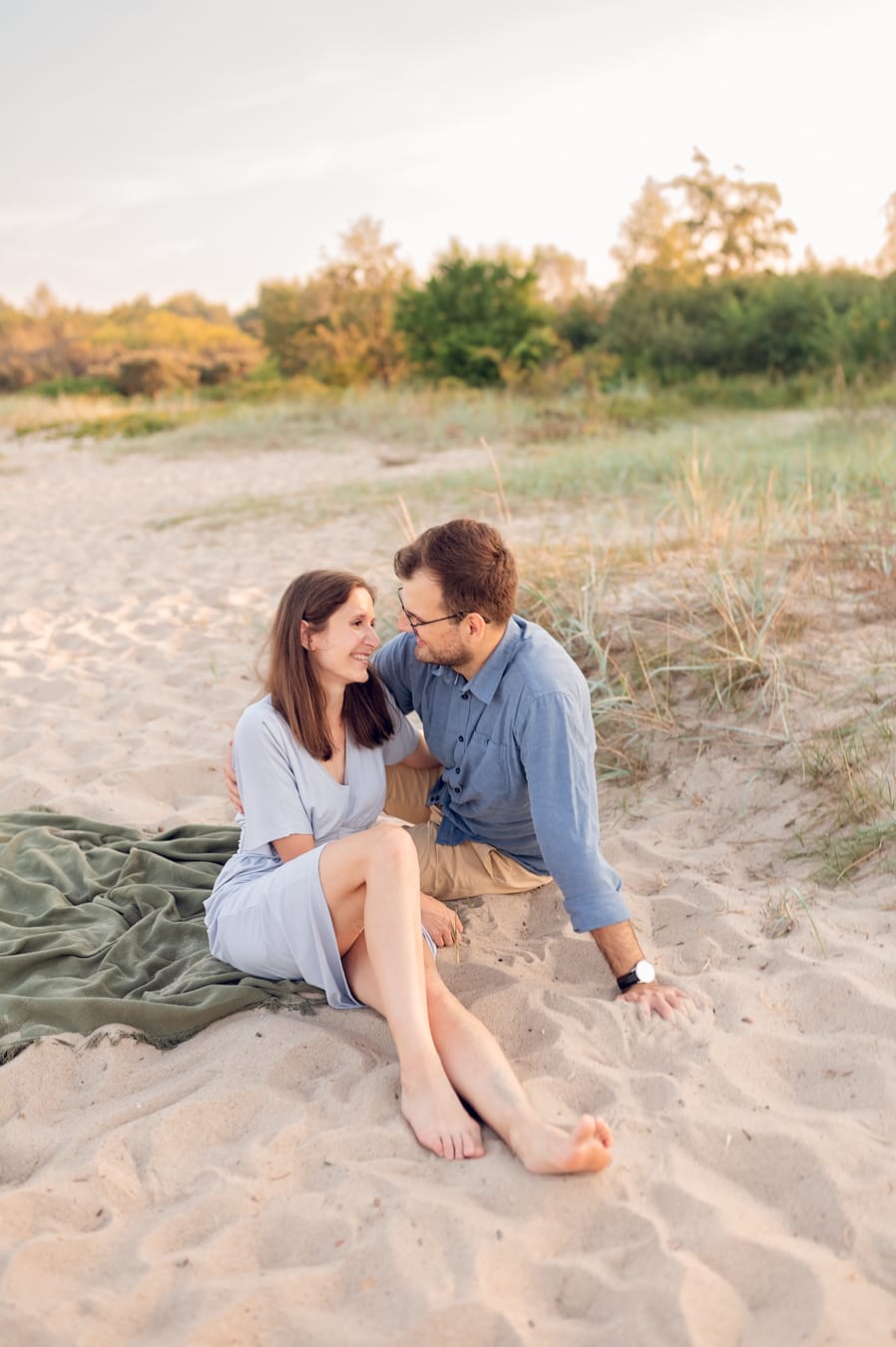 Rodzice przytuleni na plaży sesja nad morzem Trójmiasto