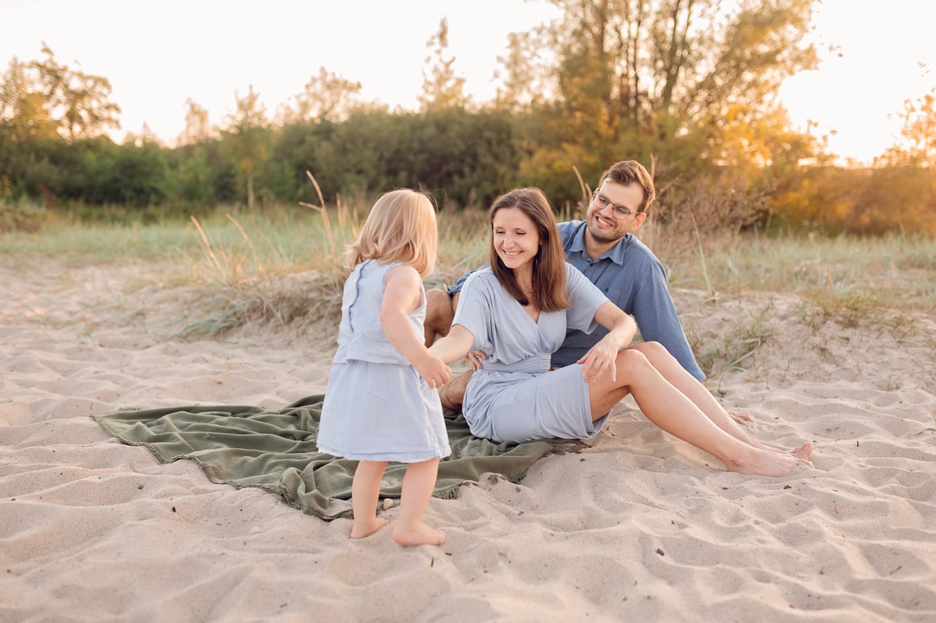 Rodzice przytuleni na plaży sesja nad morzem Trójmiasto