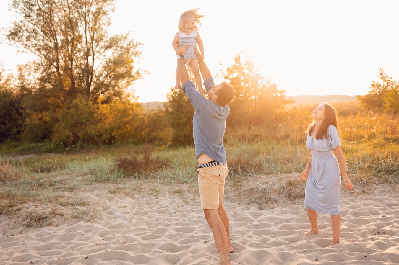 Rodzinne zabawy na plaży zachód słońca Trójmiasto