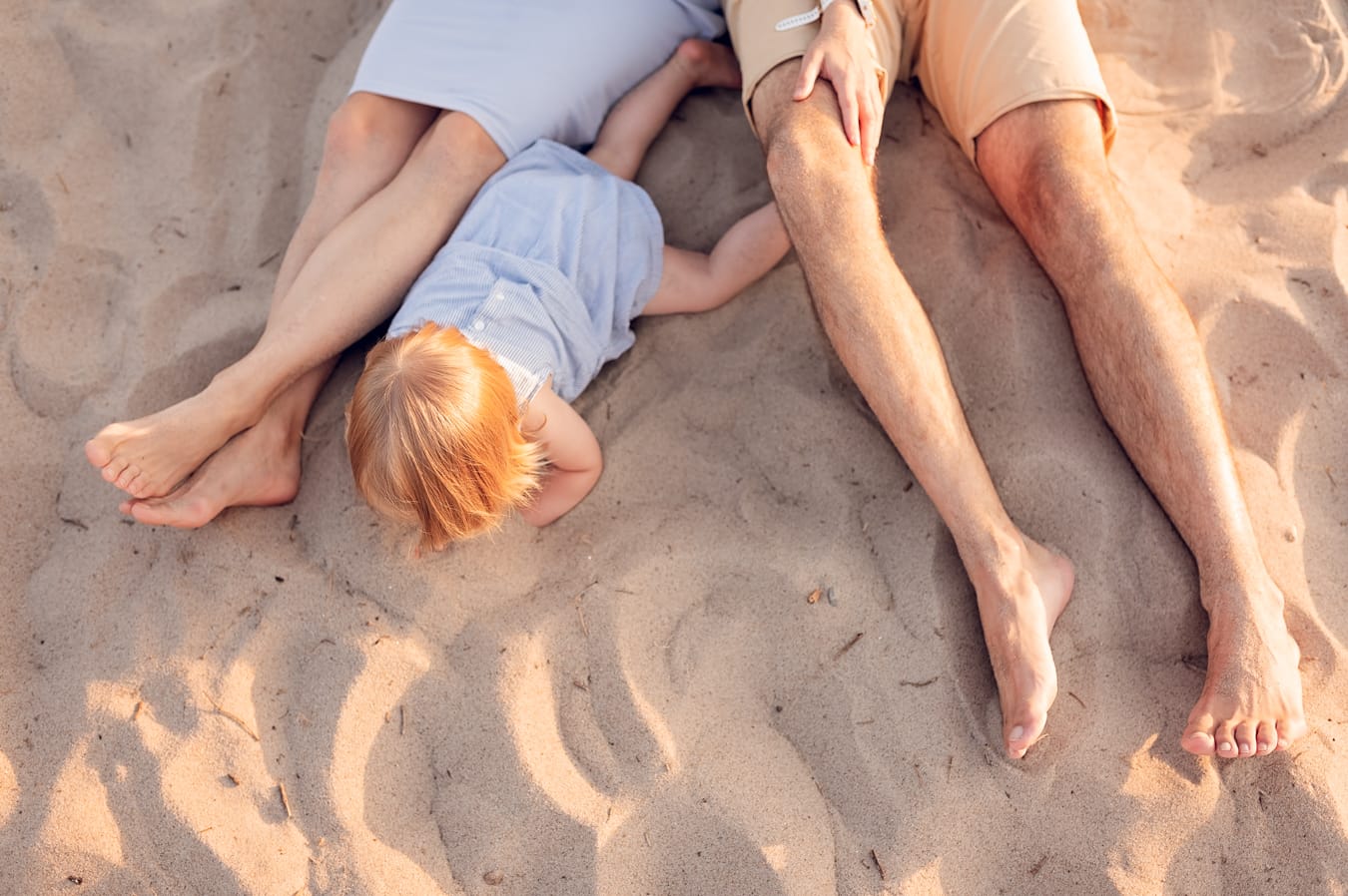 Zabawy na plaży sesja rodzinna nad morzem