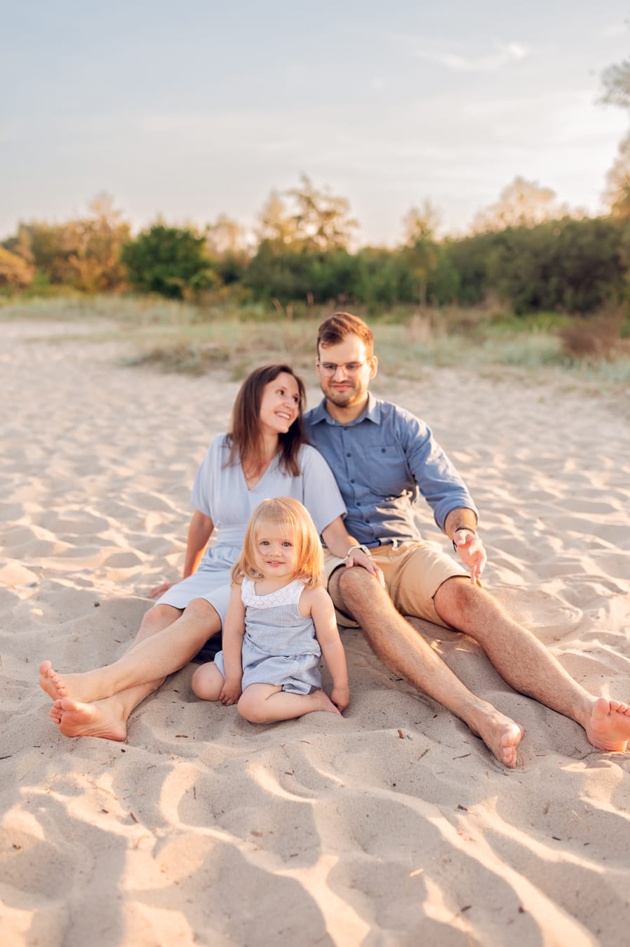 Portret rodzinny pusta plaża zachód słońca Trójmiasto