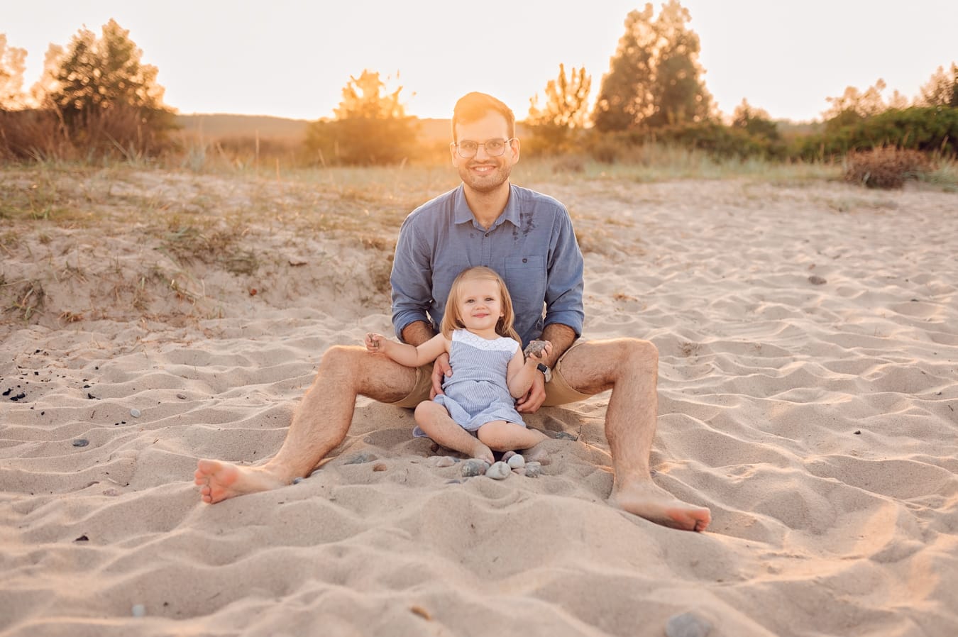 Tata z córką na plaży zachód słońca sesja Trójmiasto