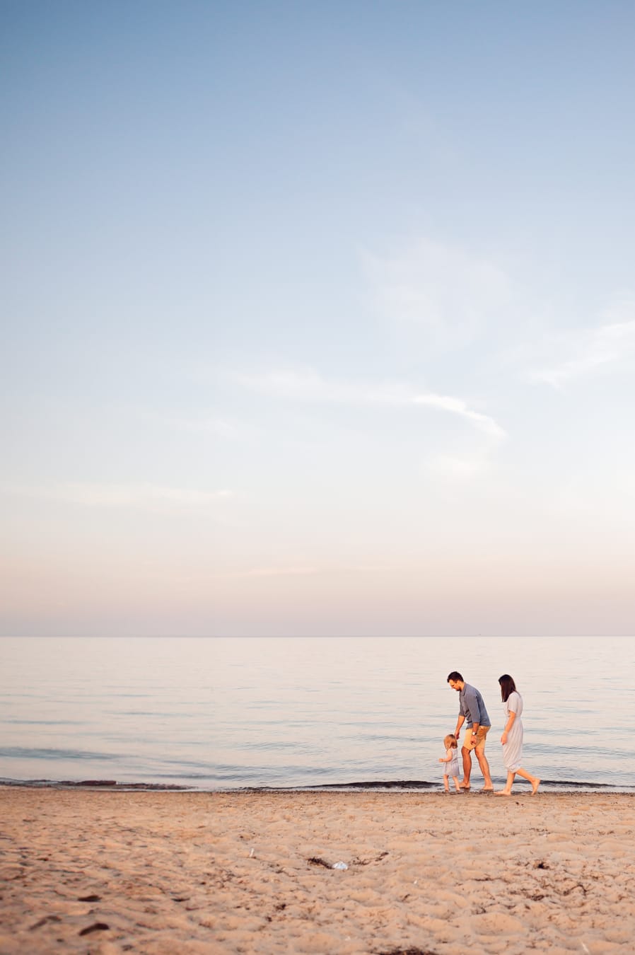 Rodzina spaceruje nad morzem zachód słońca Trójmiasto