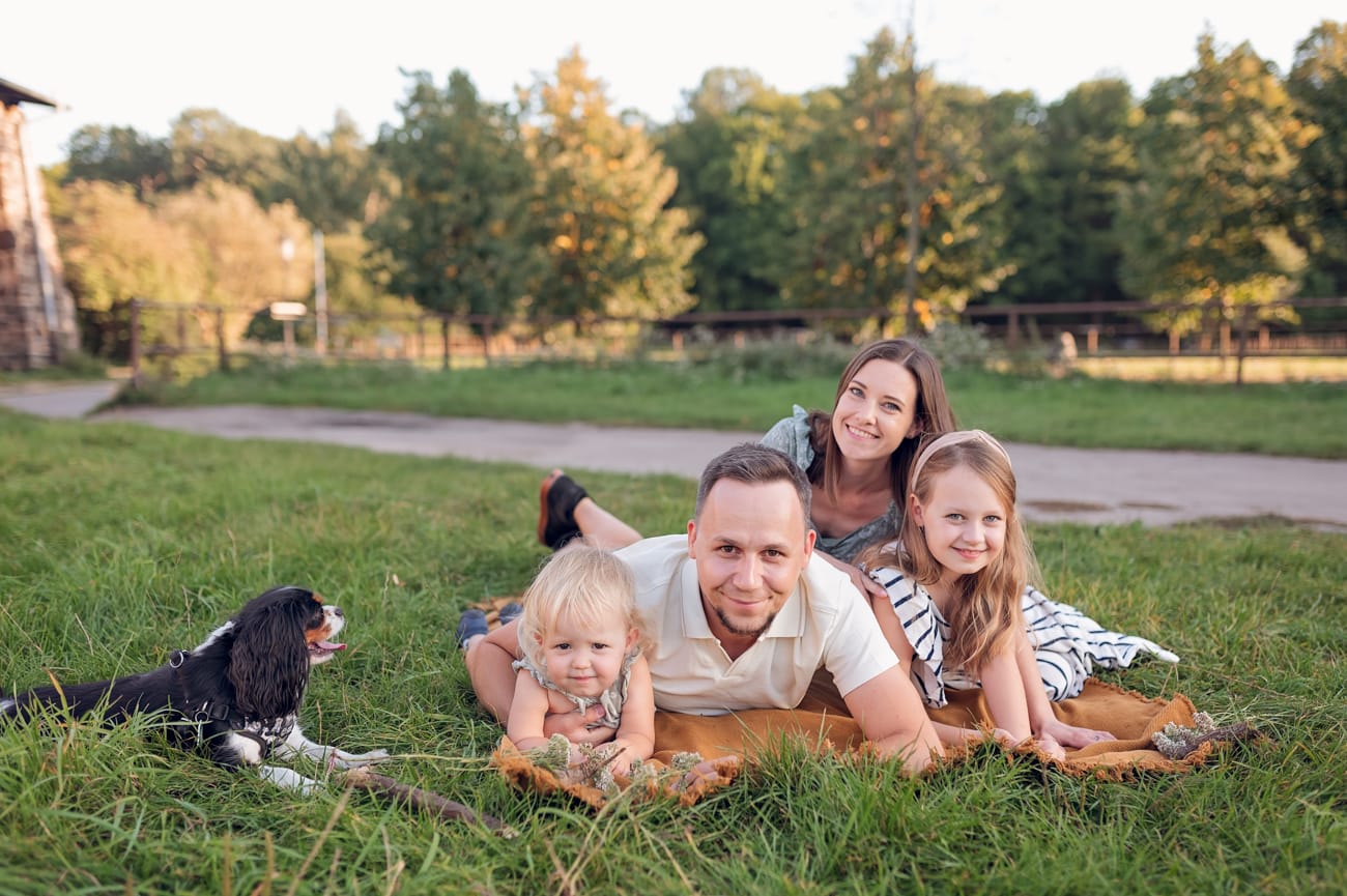 Rodzina z córkami i psem sesja w plenerze Gdynia
