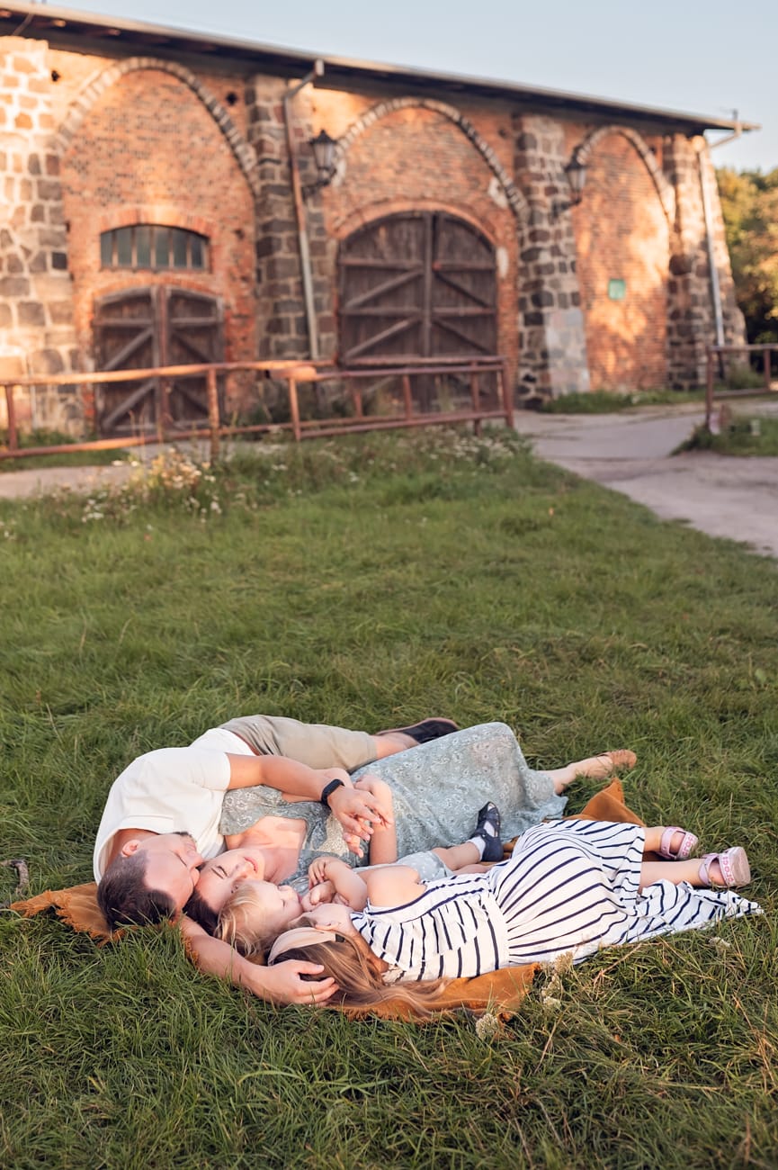 Portret rodzinny przy szklarni sesja w plenerze Gdynia