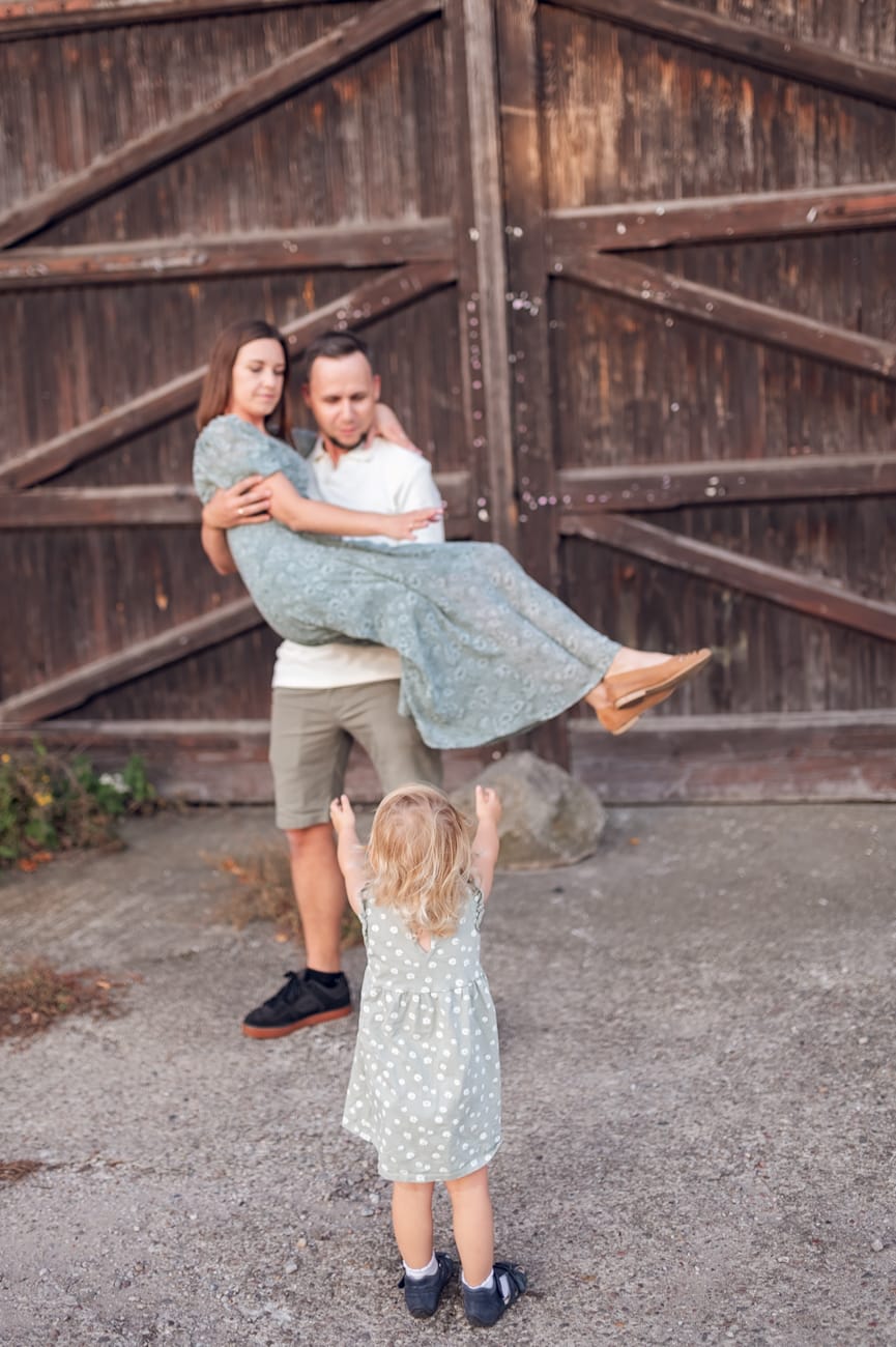 Dziewczynki biegają sesja rodzinna w plenerze Gdynia