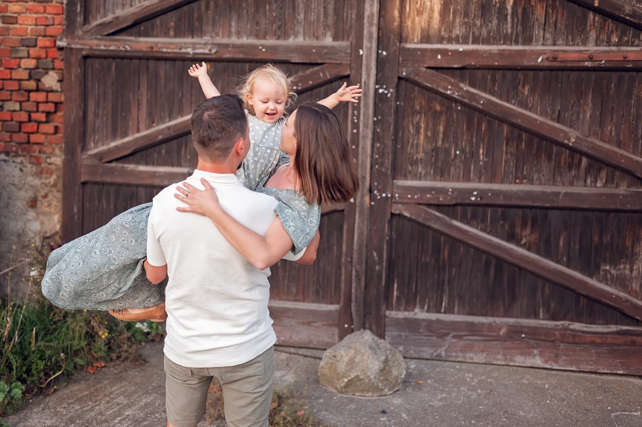 Tata podnosi mamę i córkę sesja w plenerze Gdynia