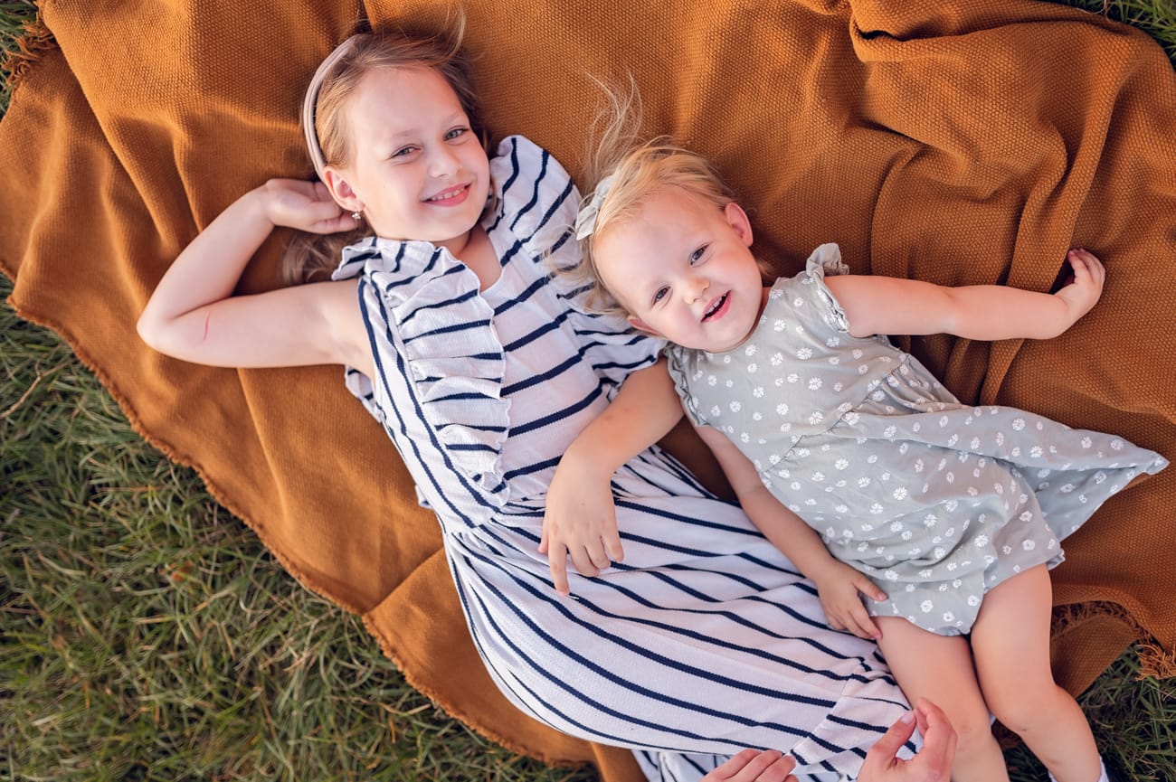 Rodzina na łące sesja rodzinna w plenerze Gdynia
