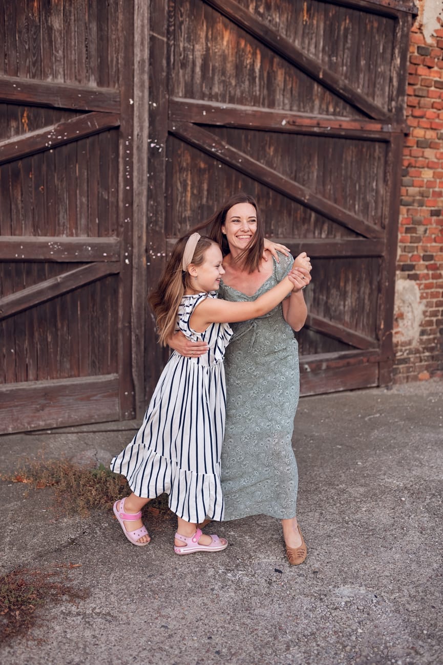 Mama tańczy z córką na tle starej stodoły sesja rodzinna w plenerze Gdynia
