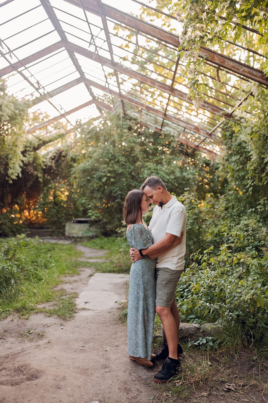 Rodzice w starej szklarni sesja rodzinna Gdynia