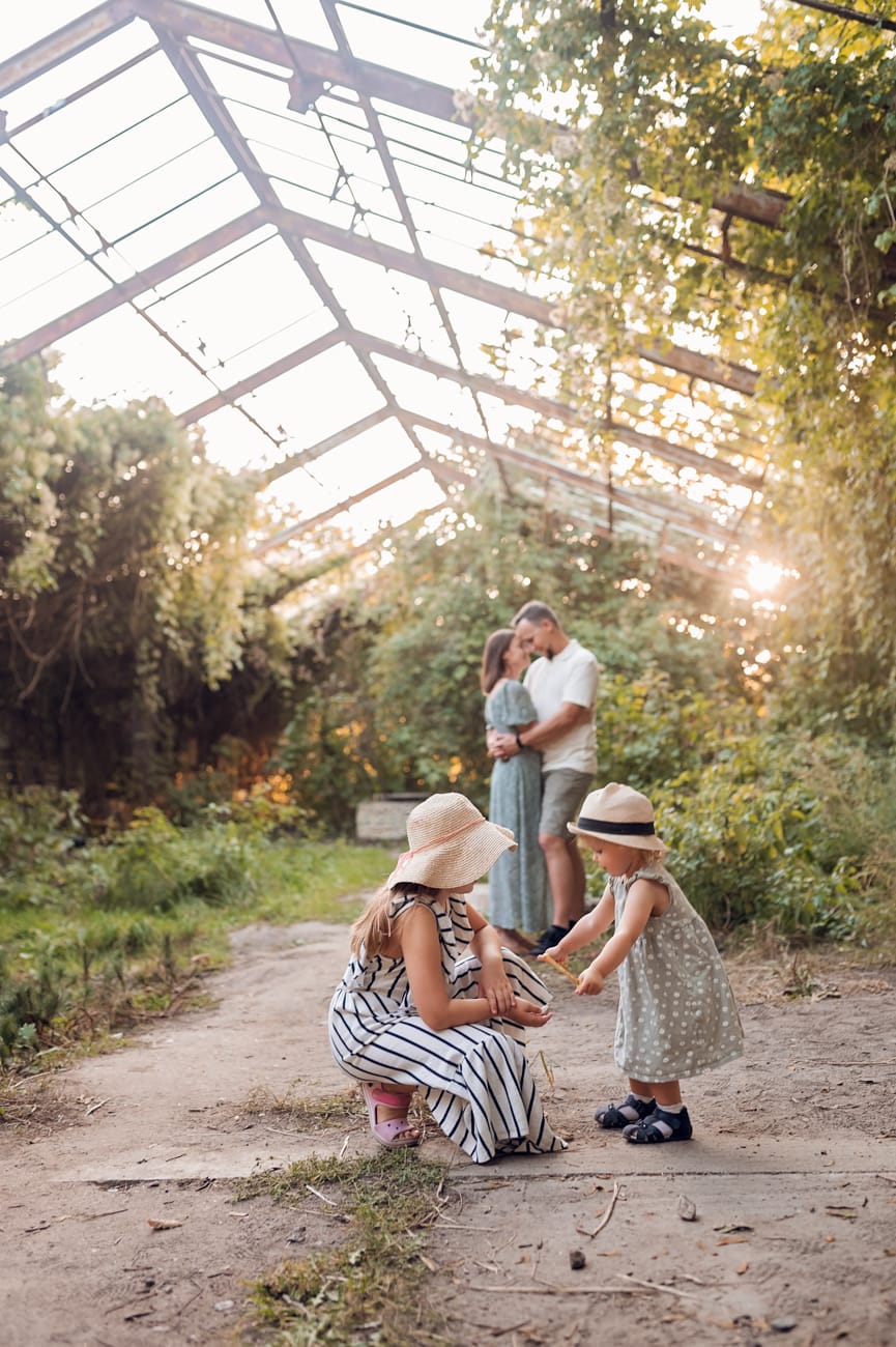 Rodzina w starej szklarni sesja w plenerze Gdynia