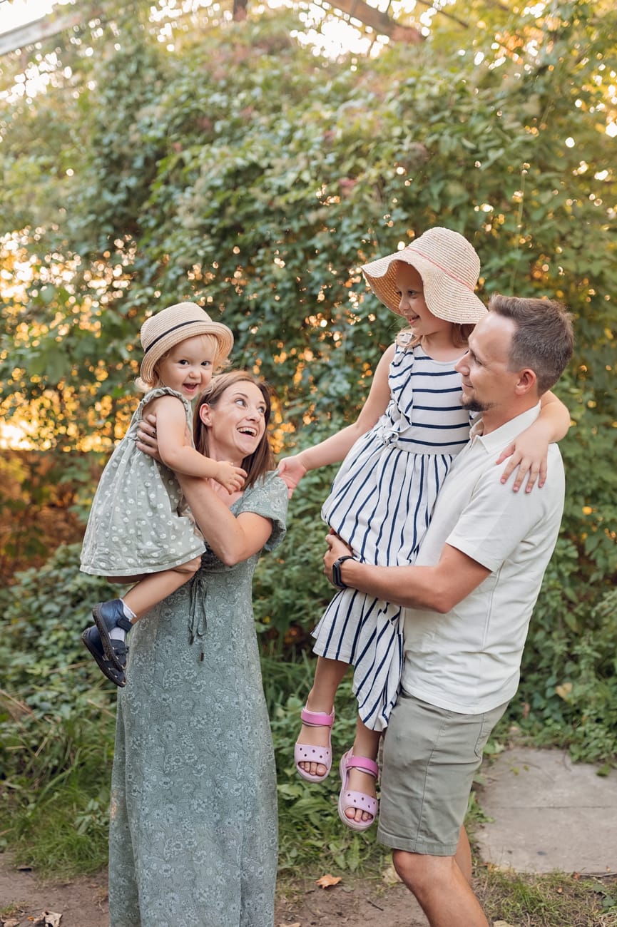 Portret rodziny sesja rodzinna w plenerze Gdynia w starej szkoarni
