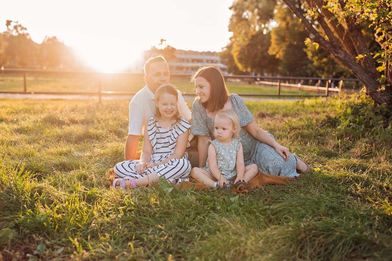 Rodzina o zachodzie słońca sesja w plenerze Gdynia