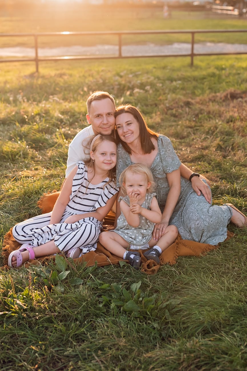 Rodzina w ciepłym świetle sesja w plenerze Gdynia