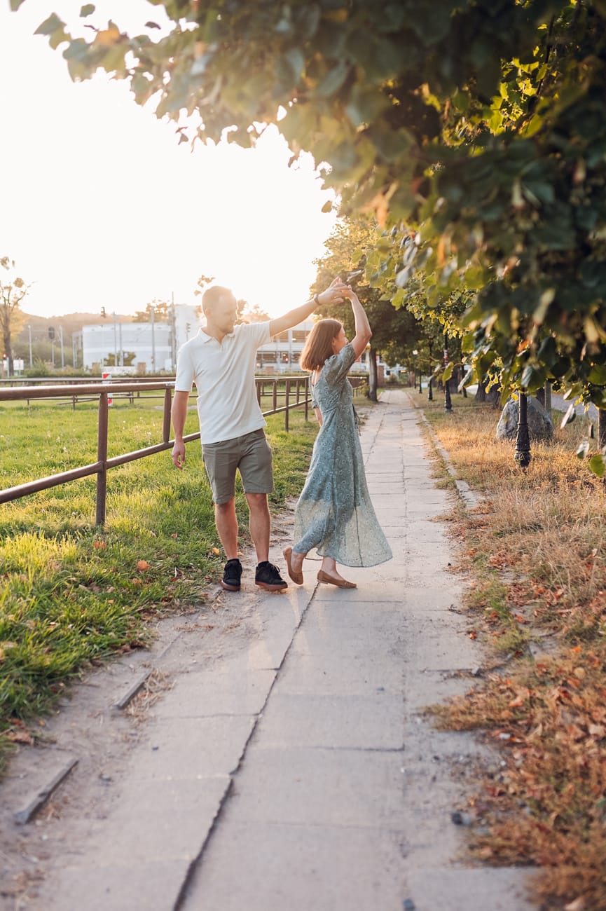 Tańczący rodzice zachód słońca sesja Gdynia
