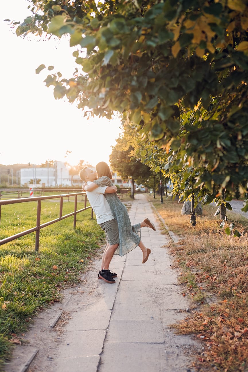 Rodzice zachód słońca sesja rodzinna Gdynia
